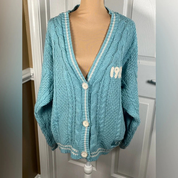 Taylor Swift Limited Edition Cardigan in Honor of '1989 Taylor's Version, MD/LG - Picture 9 of 11